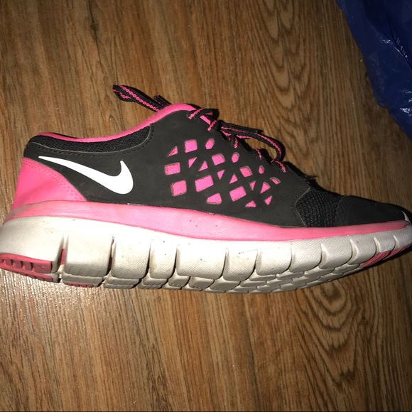 Nike pink running shoes - Picture 4 of 6